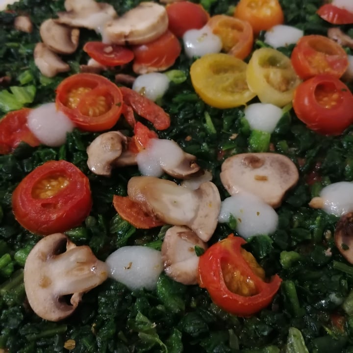 photo of Vemondo Vegan Pizza Verdura with Spinach, Tomatoes & Mushrooms shared by @letiverelli on  18 Apr 2022 - review
