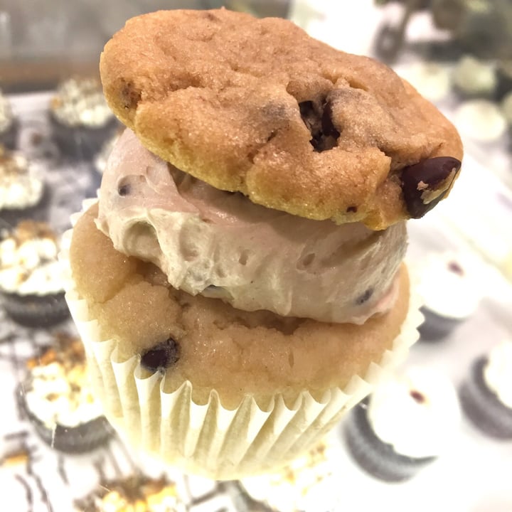 photo of Vegan East Chocolate Chip Cookie Dough Cupcake w/cookie shared by @sorayadee on  31 Aug 2018 - review