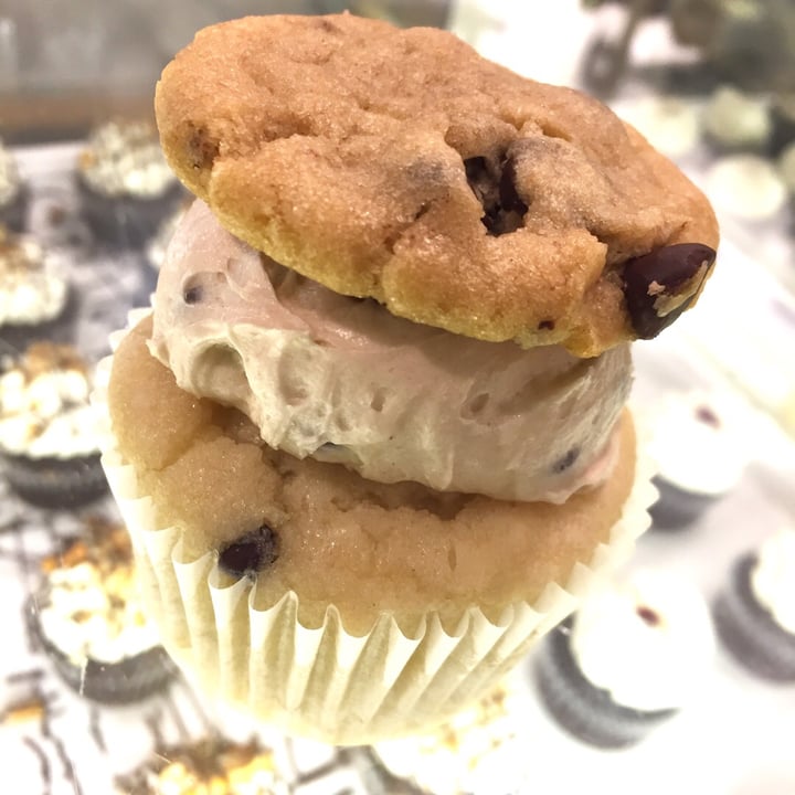 review photo of Vegan East Chocolate Chip Cookie Dough Cupcake w/cookie shared by @sorayadee on 31 Aug 2018 - review