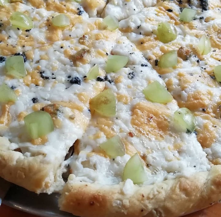 photo of Veggino's Pizza Pizza De Cuatro Quesos Con Pera shared by @raquelochoa on  20 Jan 2020 - review