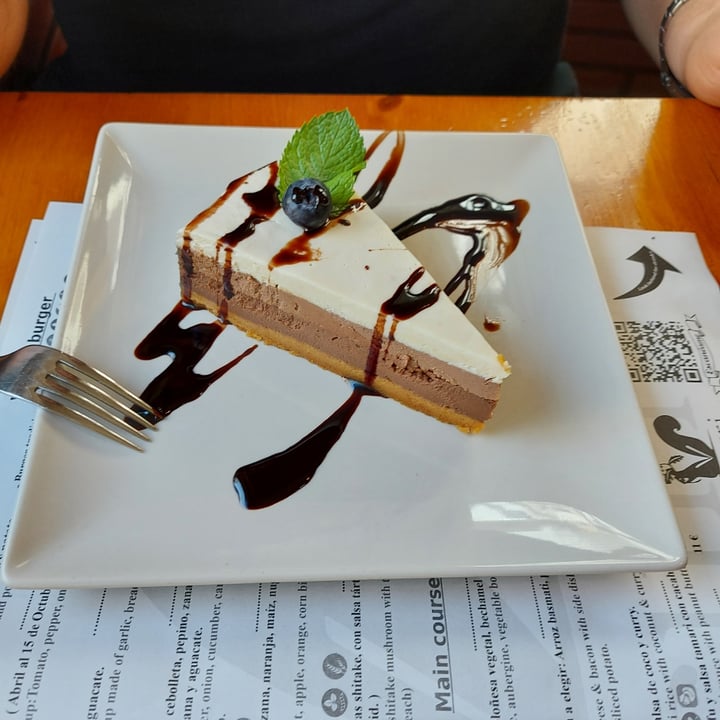 photo of Restaurante Hicuri Art Vegan Tarta De Tres Chocolates shared by @salerena on  04 Aug 2022 - review