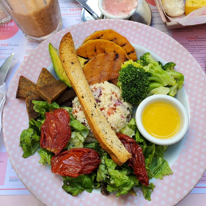 review photo of La Pantera Rosa Parrilla Ensalada Vegetariana shared by @maiamichelis on 30 Jul 2022 - review