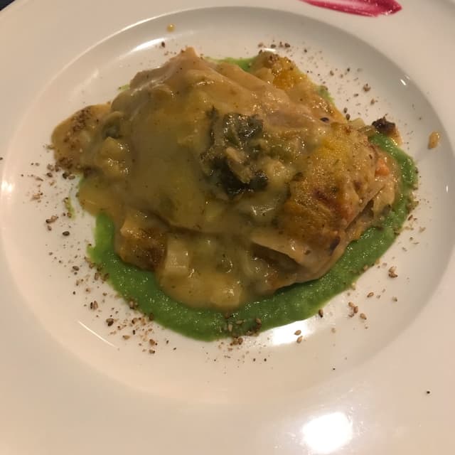 「Lasagne Di Farro Con Verdure Su Salsa Verde E Sesamo」の料理の写真