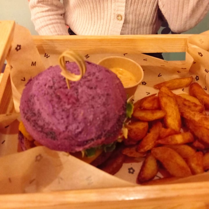 photo of Flower Burger Flower burger shared by @lauracri on  21 Oct 2022 - review