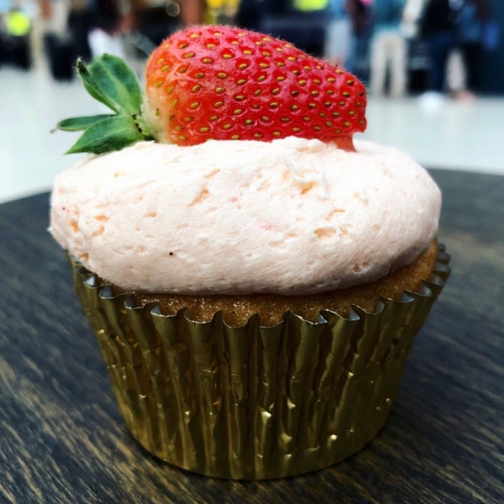 photo of Lola's Cupcakes Covent Garden Strawberry cupcake vegan shared by @toysalem on  23 Mar 2021 - review