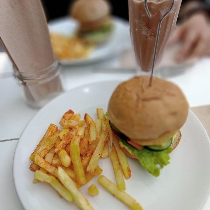 photo of Vegamo MX Falafel Burger shared by @monsecitaaa on  31 Aug 2021 - review