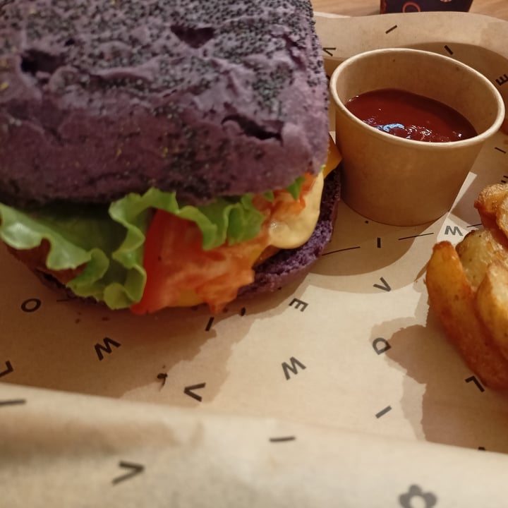 photo of Flower Burger purple cheesy shared by @marinasacco on  03 Oct 2022 - review
