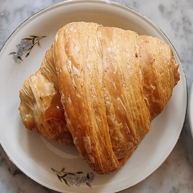 菜肴“Brioche vegana con farina integrale e confettura di albicocca”的照片