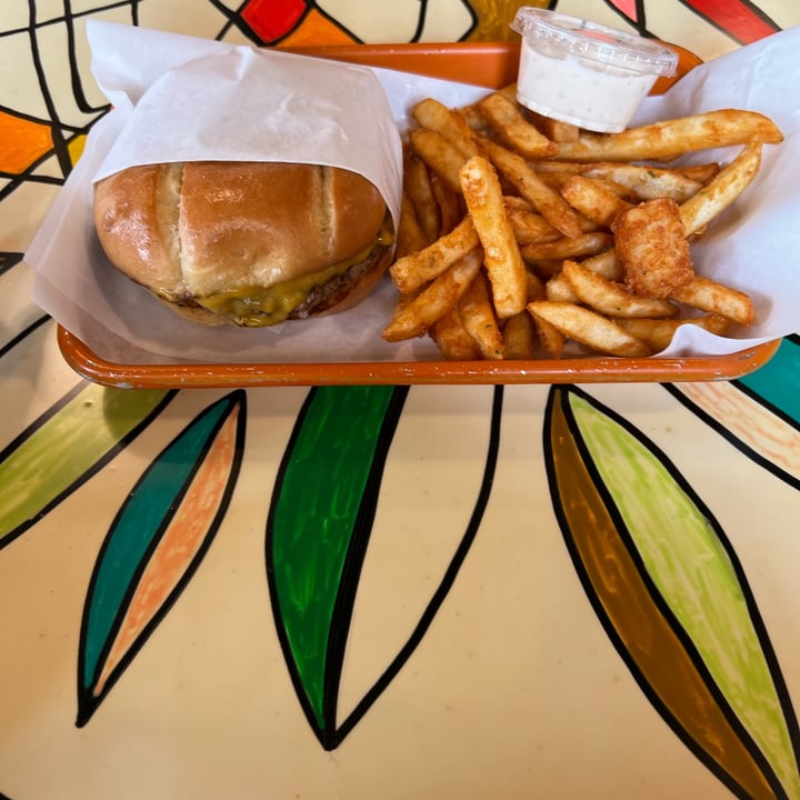 photo of Shahar Cafe impossible burger shared by @doublemveg on  29 Mar 2022 - review