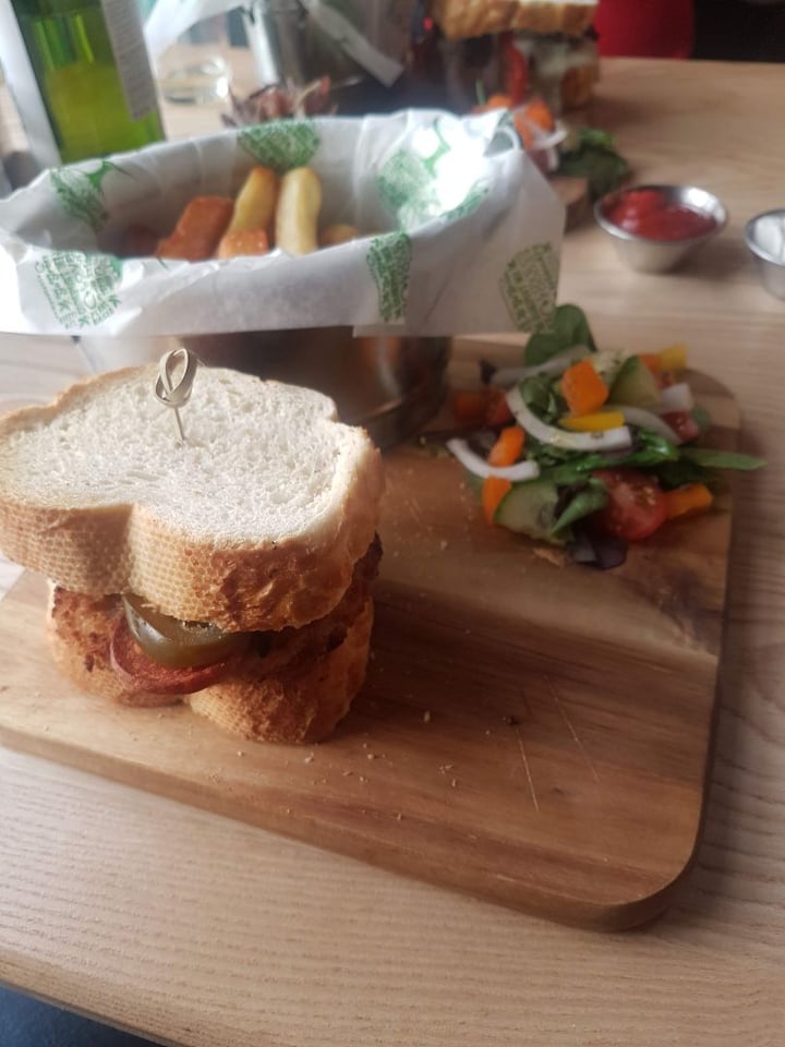 photo of Alternatively Vegan Chicken burger shared by @pointsofellie on  06 Sep 2019 - review