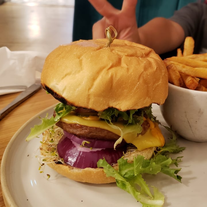 photo of Fresh on Front Beyond meat cheeseburger shared by @metalmel666 on  29 Aug 2022 - review