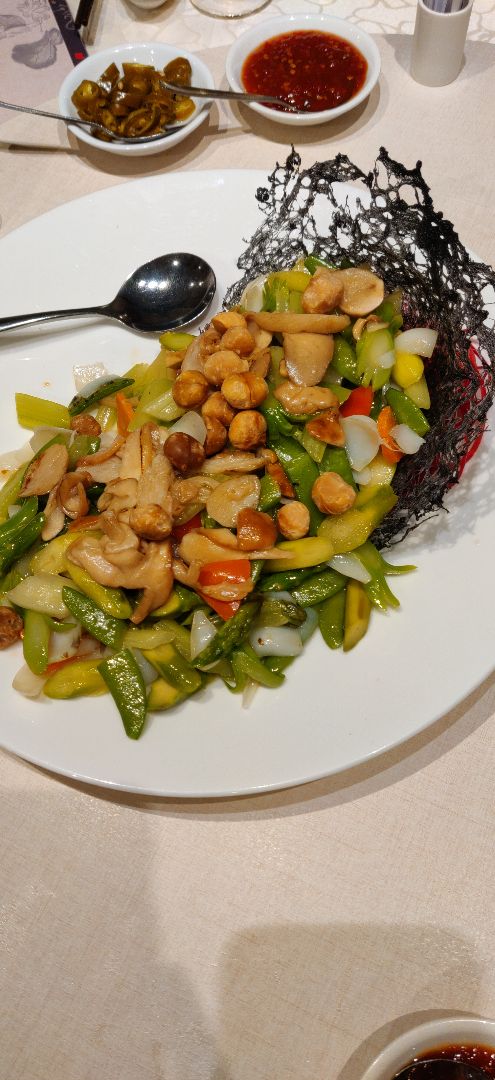 photo of LingZhi Vegetarian - Liat Towers Sauteed Honshimeiji Mushroom with Asparagus, Macademia Nut, Fresh Lily Bulb and Boletus in Crispy Basket shared by @murli on  29 Jul 2019 - review