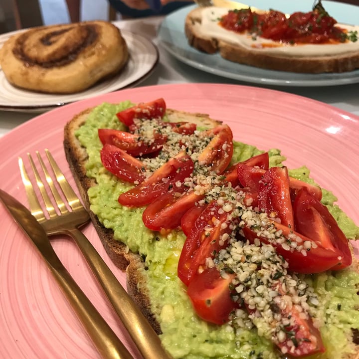 photo of Pumpernickel Artisan Bakery Torrada De Aguacate, Tomate E Sementes De Cañamo shared by @rebevegana on  02 Oct 2020 - review