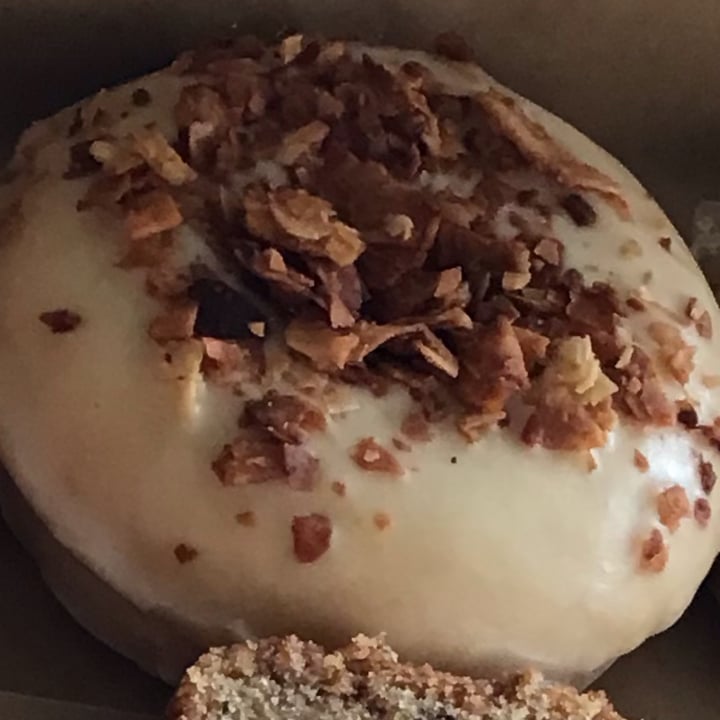 photo of Rainbow Bakery Maple Bacon Donut shared by @vegandancer10 on  26 Mar 2022 - review