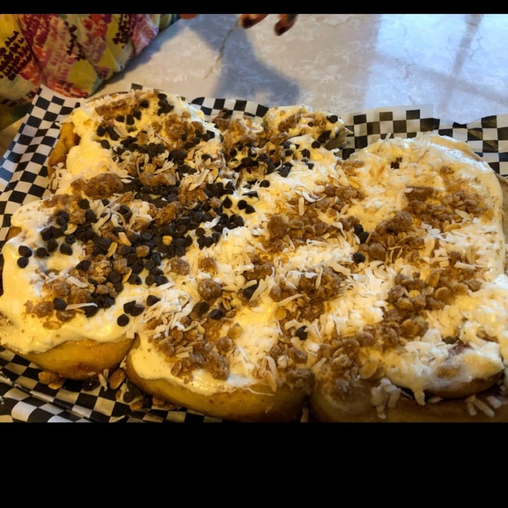 photo of Cinnaholic Cinnamon Roll Cake shared by @tacoflavoredkisses on  12 Jan 2021 - review