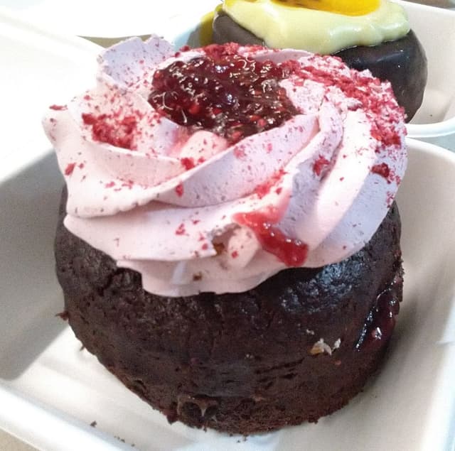 Foto del piatto “Donut vegano con frambuesa”