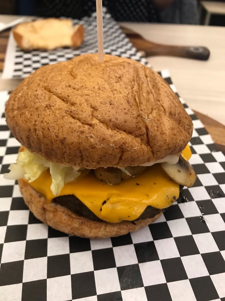 review photo of Burgers N Shakes Cheesy Mushroom Vegan Burger shared by @samadhi on 18 Aug 2019 - review
