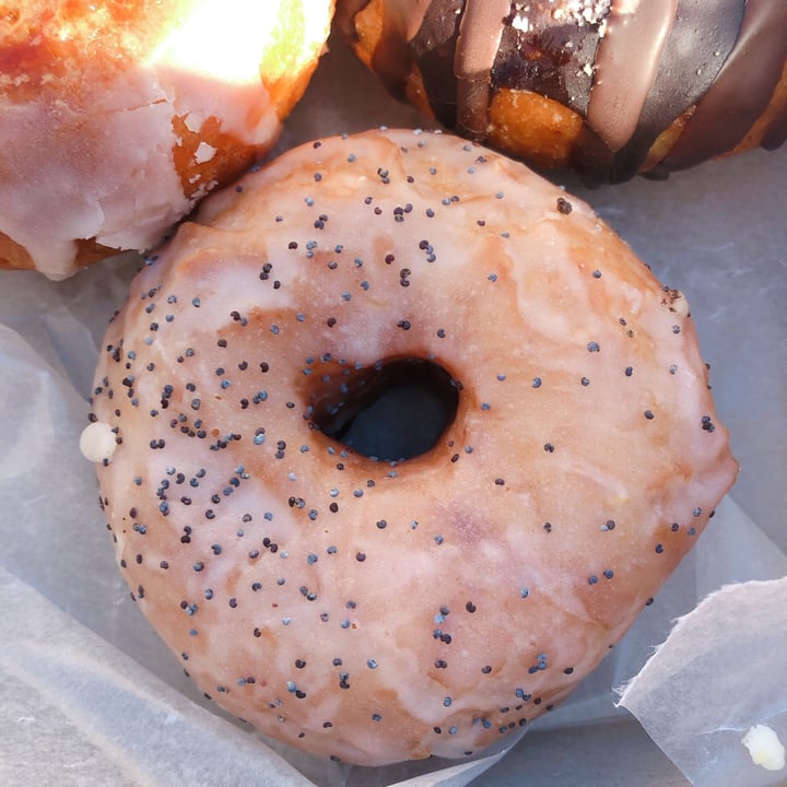 review photo of Rumsy's Noose Lemon Poppyseed Donut shared by @grapetown on 04 Aug 2020 - review