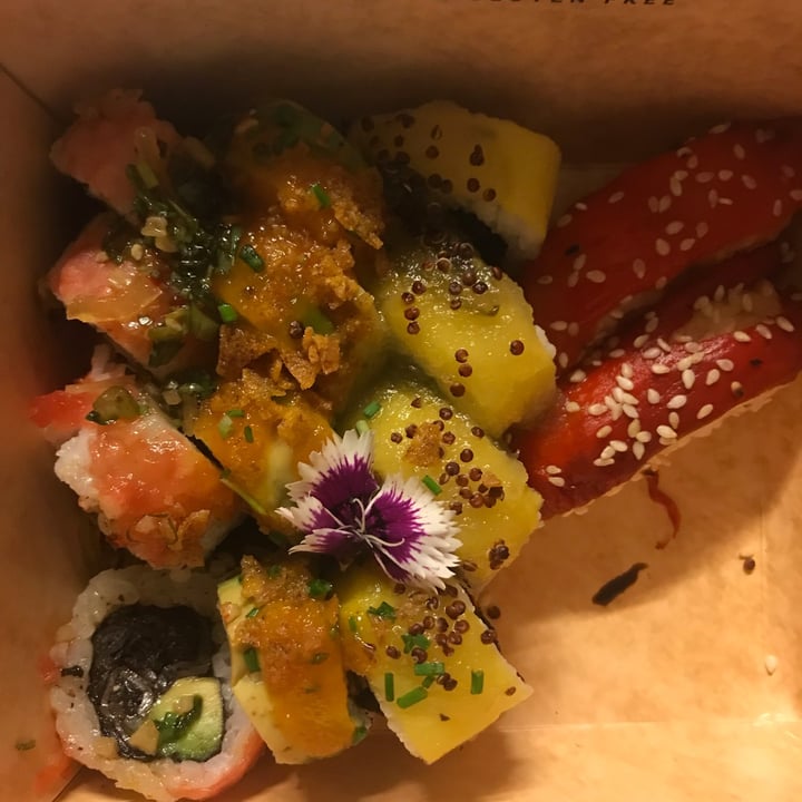 photo of Let it V - Vegan Sushi 16 piezas de sushi abey roll shared by @lusomoza on  20 Mar 2022 - review