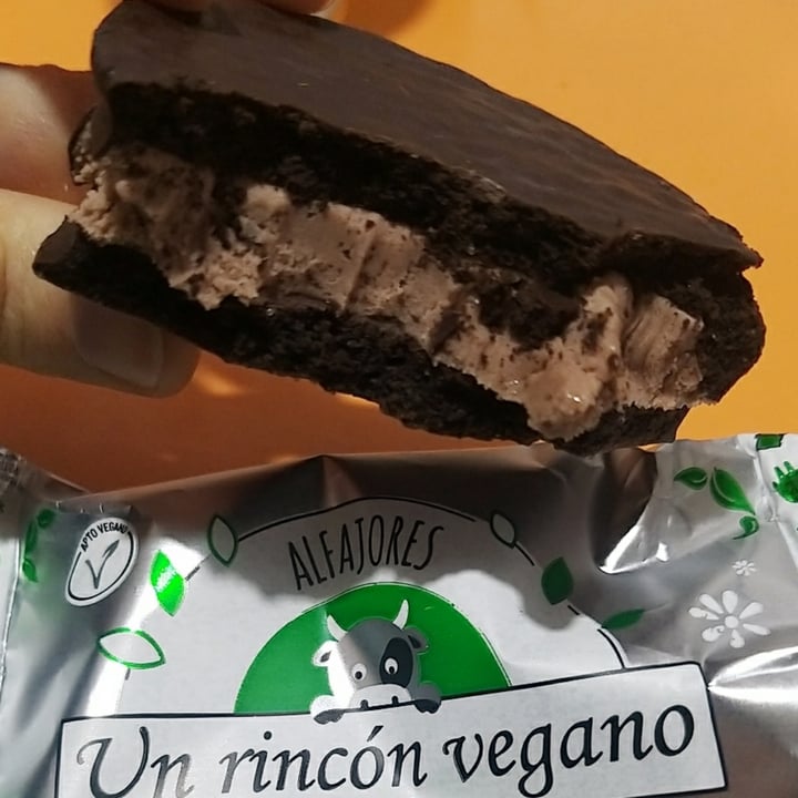 photo of Un Rincón Vegano Alfajor Black Chocolate shared by @gabeee on  26 Feb 2022 - review