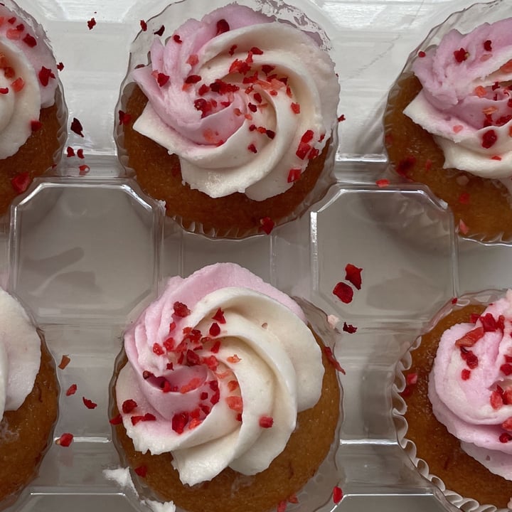 photo of Woolworths Food Berry & Vanilla Swirl Cupcakes shared by @jaxipop on  24 Oct 2021 - review
