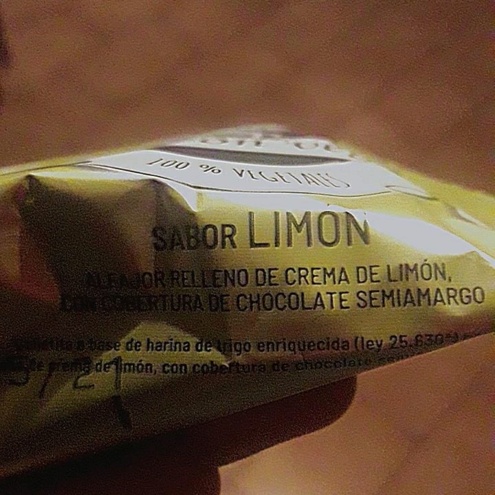 review photo of Un Rincón Vegano Alfajor de Limón shared by @lalalalisa on 30 Mar 2021 - review