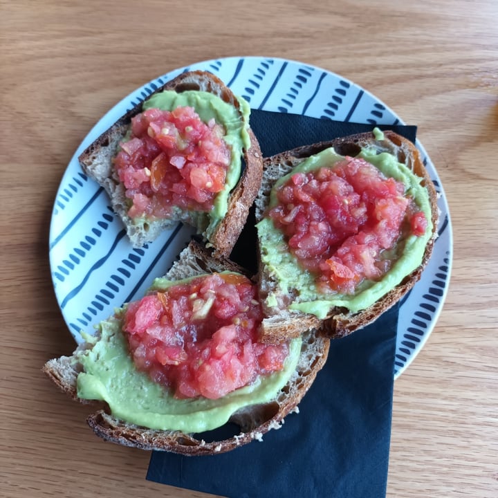 review photo of La Paneteca Tostada Con Aguacate shared by @pepaak on 24 Oct 2022 - review