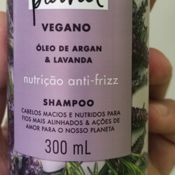 photo of Love Beauty and Planet Shampoo Vegano Óleo de Argan & Lavanda shared by @andreamenasc on  05 May 2022 - review