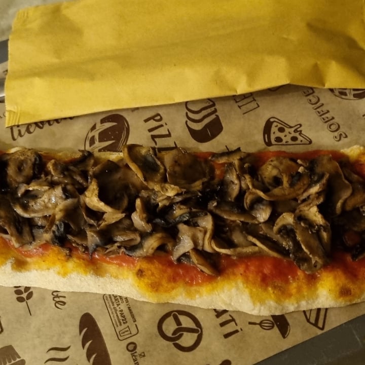 photo of Pizza del Popolo Pizza Rossa Ai Funghi shared by @ugomau on  27 Aug 2022 - review
