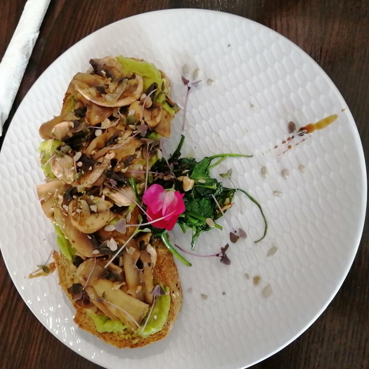 photo of Dfrent cafe Mushroom and Smashed Avo Toast shared by @emily37 on  28 Dec 2020 - review