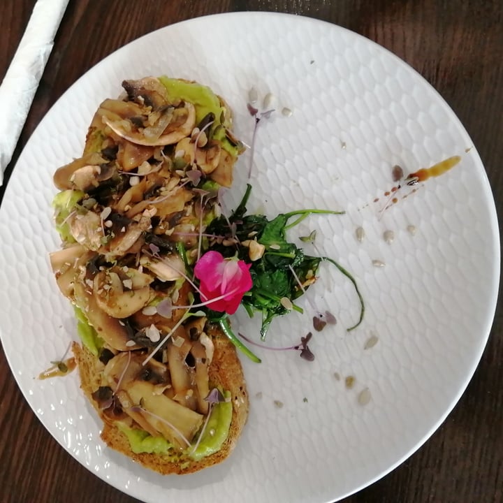 review photo of Dfrent cafe Mushroom and Smashed Avo Toast shared by @emily37 on 28 Dec 2020 - review