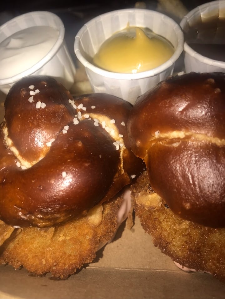 photo of Hinterhof Vegan German Kitchen and Beer Garden Sliders shared by @gwenna on  01 Jan 2020 - review