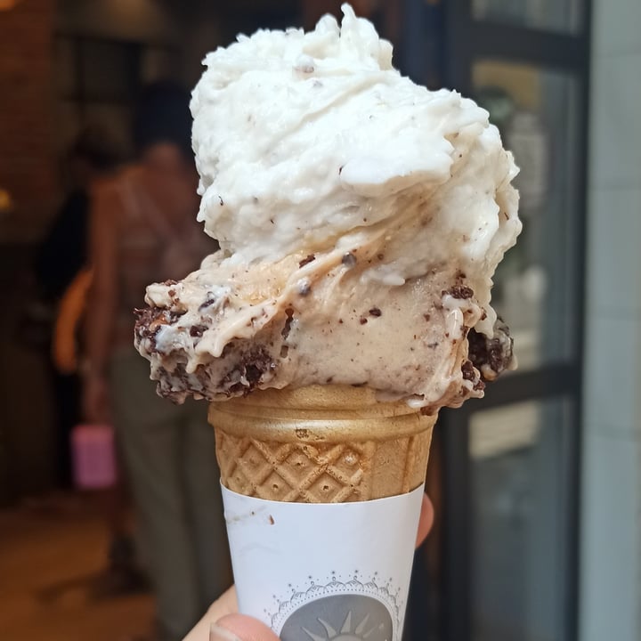 review photo of Gelateria La Romana Cono crumble di mandorle e cocco shared by @alicevanbee on 28 Aug 2022 - review