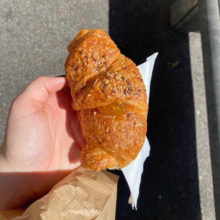 photo of Shake Café croissant all'albicocca Vegan shared by @effymusic on  12 Jun 2022 - review