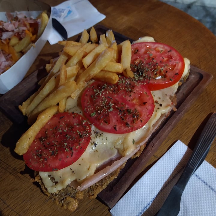 photo of Pola Milanesa Con Jamón, Queso Y Tomate shared by @natifernandez on  09 Jan 2021 - review