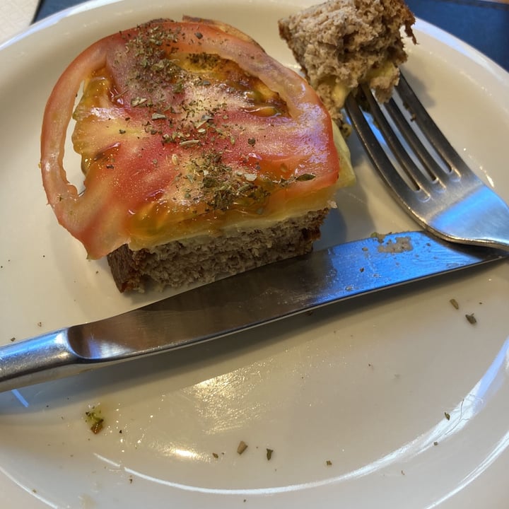 photo of Grão Fino pao low carb com queijo de castanha tomate e oregano shared by @paulabenevides on  03 Aug 2022 - review