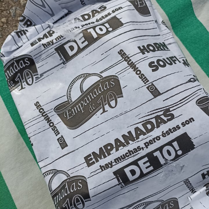 photo of Empanadas de 10 empanada sabor hamburguesa vegana shared by @vikvegan on  20 Sep 2022 - review