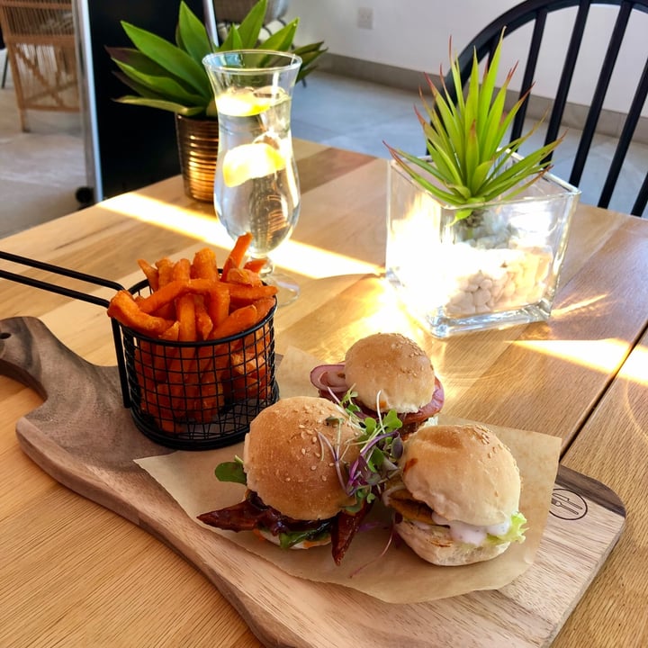 photo of Kaylee's Eatery Trio of sliders shared by @hanve on  22 Sep 2021 - review