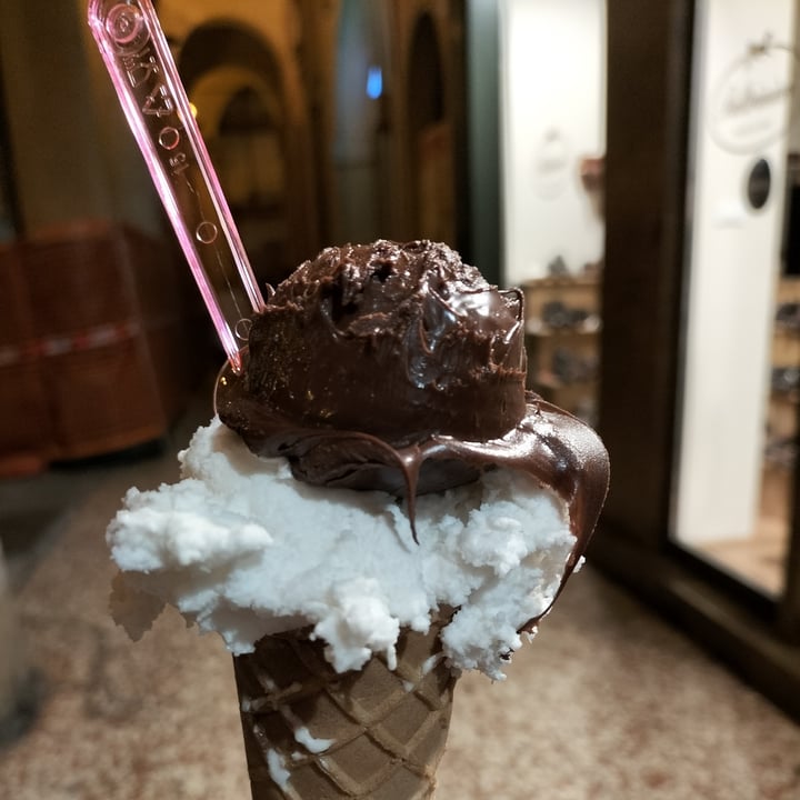 photo of MUCHO GUSTO GELATERIE Bologna Centro Gelato Cocco E "Nutella" shared by @foodlover19 on  17 Apr 2022 - review