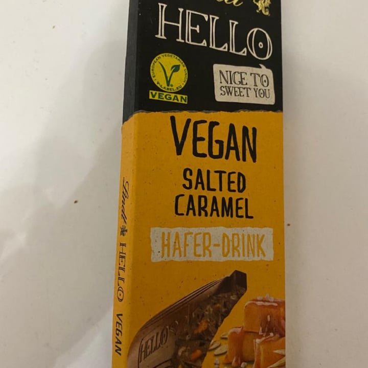 review photo of Lindt Hello Vegan Salted Caramel shared by @giadamanzella on 17 Dec 2021 - review