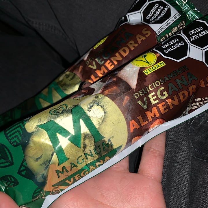 photo of Magnum Magnum Almendras Vegana shared by @alinereye on  13 Mar 2022 - review