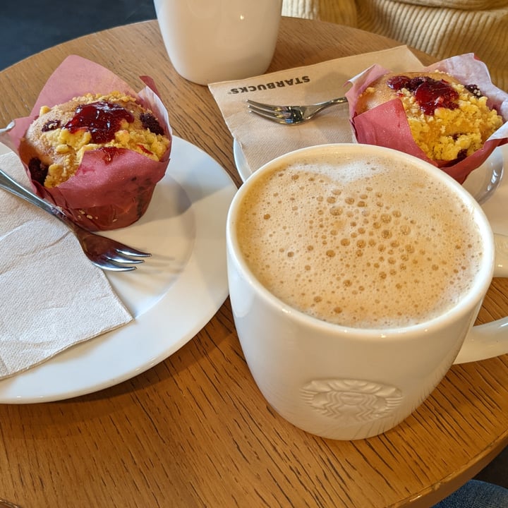 photo of Starbucks Oktogon Strawberry Muffin shared by @emmearn on  25 Apr 2022 - review