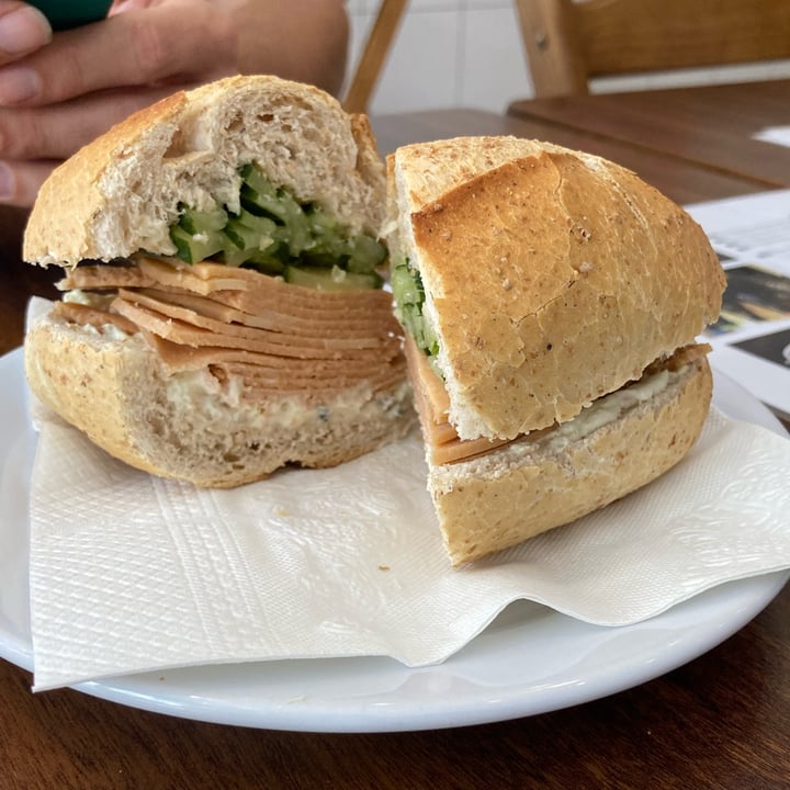 photo of Metta Karuna Lanchonete sanduiche de mortadella vegana shared by @meditarnaescola on  25 Aug 2022 - review