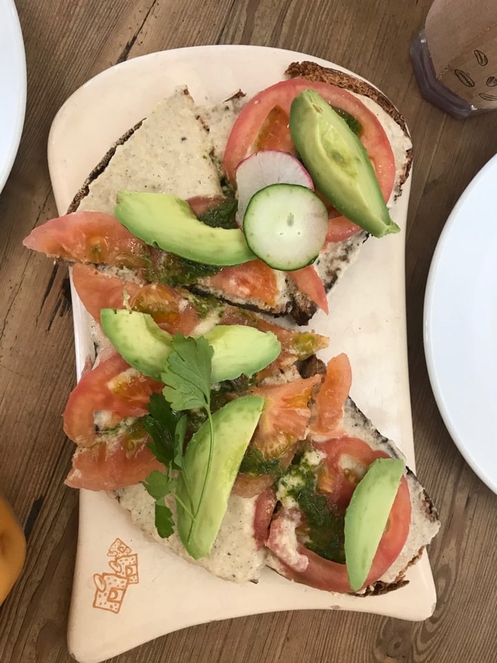 photo of Le Pain Quotidien Nordelta Tartine De Hummus Tomate Y Palta shared by @laurita10 on  27 Oct 2019 - review