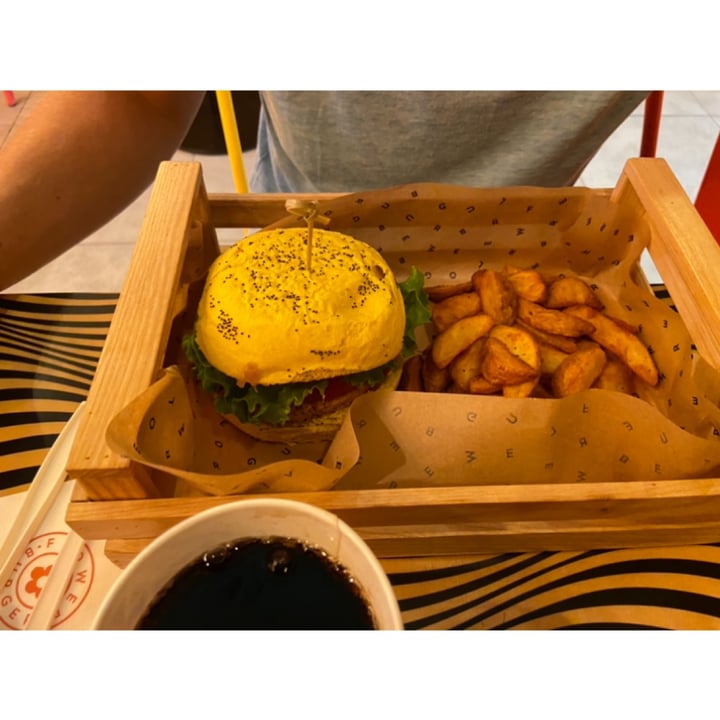 photo of Flower Burger Spicy cecio shared by @alecucinandoveg on  15 Apr 2022 - review