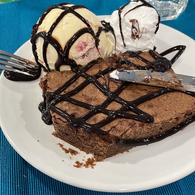 Photo of the dish “Brownie Vegano con Helado Y Nata Vegana”