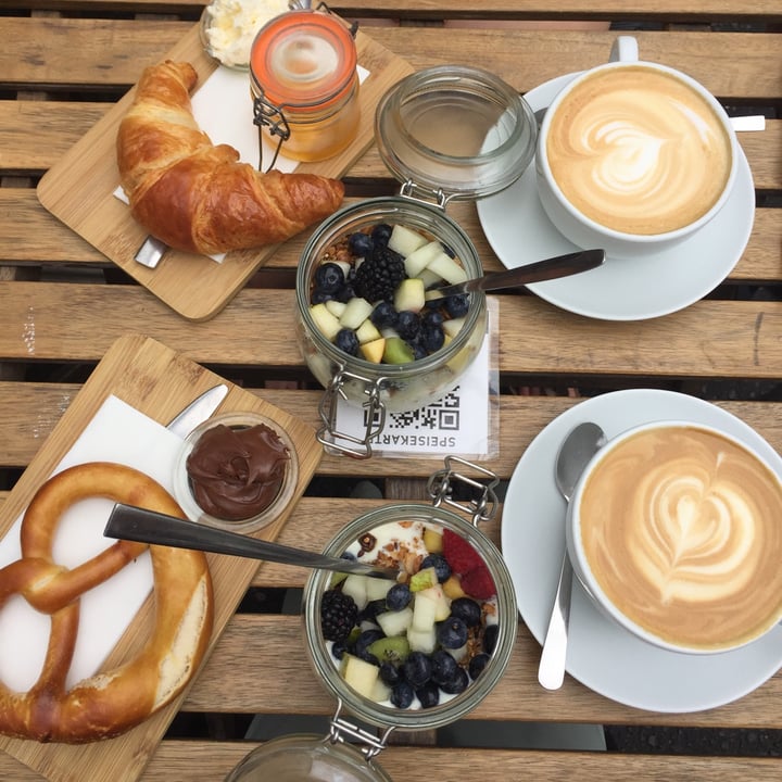 review photo of Fred Granola Mit Soja Joghurt Und Früchten shared by @annikaw on 30 Aug 2020 - review