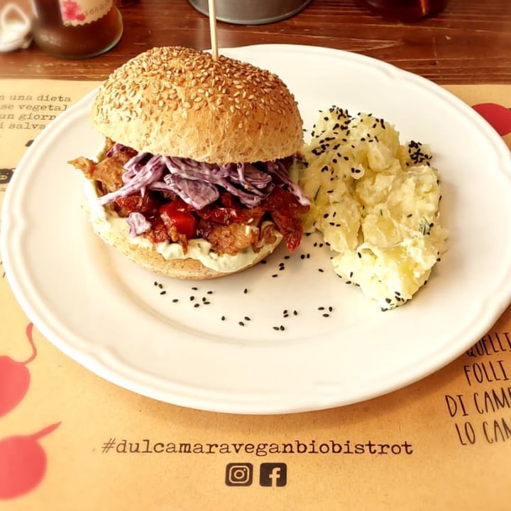 photo of Dulcamara Vegan Bakery & Bistrot Veg burger gourmet shared by @sorayyarusso on  02 Sep 2022 - review