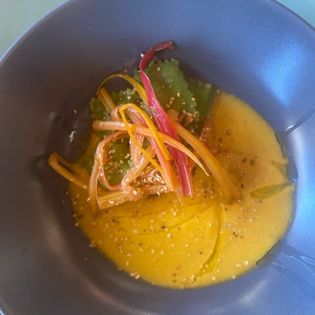 Photo of the dish “Raviolini di tofu e limone con crema di carote arrostite e bieta croccante”