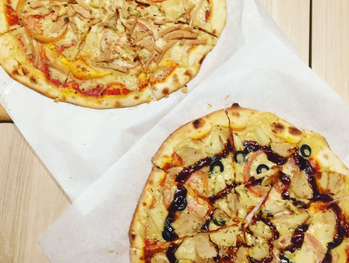 review photo of Brownice Italian Bistro “Chicken” pizza shared by @vegan-ninja on 23 May 2018 - review
